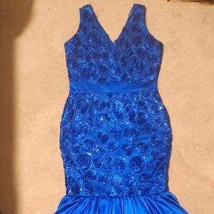 Prom dress  custom made by my seamtress approximately size 6 worn once.